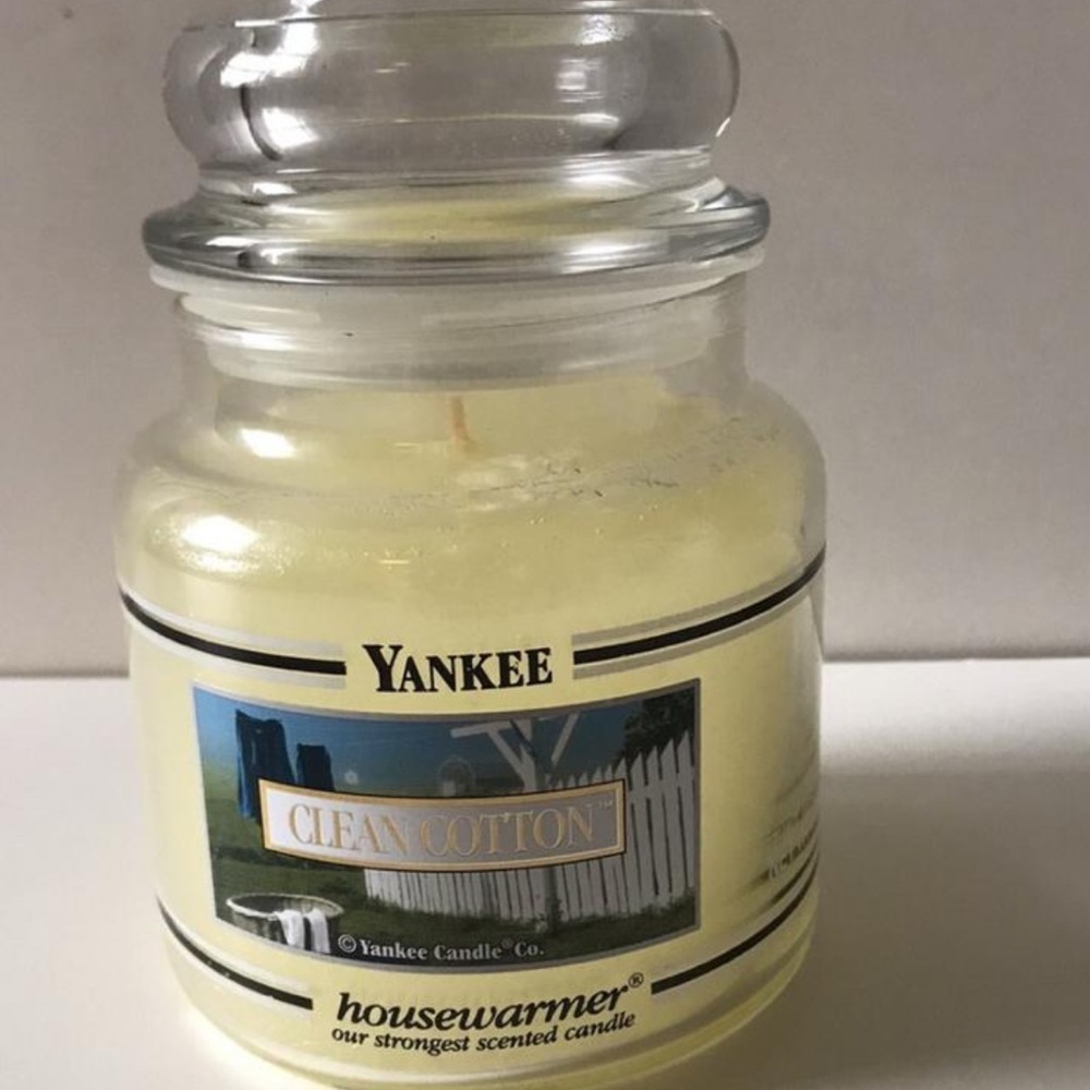 NWT Small Yankee Candle clean Cotton Jar Candle- 3.7 Oz